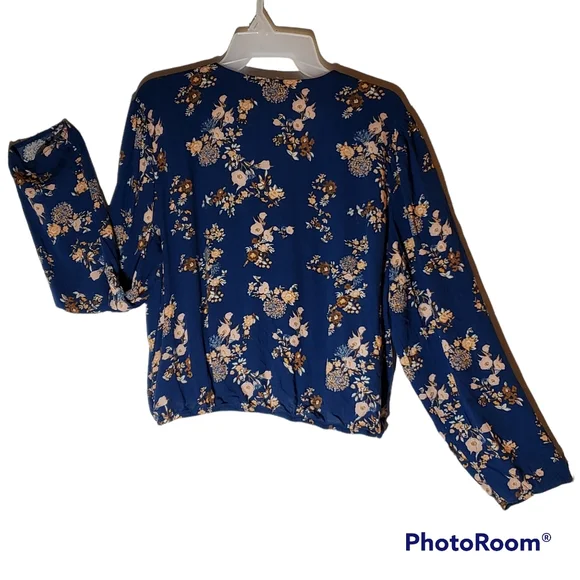 Xhilaration size X beautiful floral crop top. 501 - Picture 4 of 5